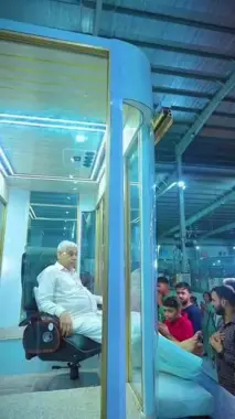 فيديو صادم يثير الجدل .. زعيم روحي هندي خلف غرفة زجاجية وأتباعه يتسابقون نحوه